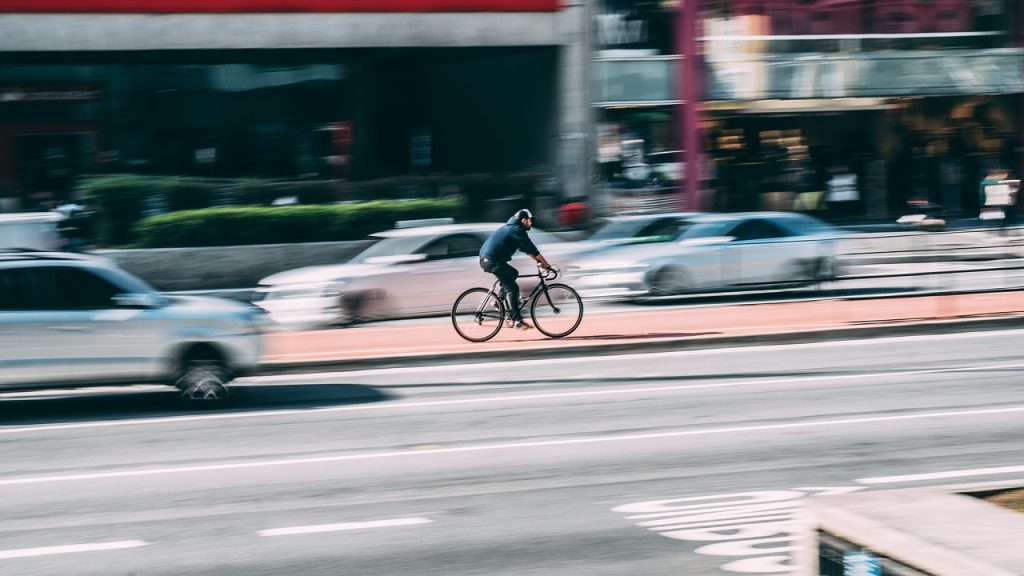 rowerzysta na ulicy