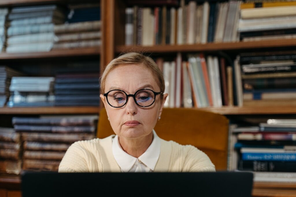Kobieta przed koputerem pracuje w biurze rachunkowym